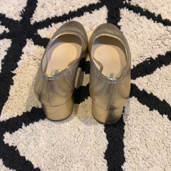 Gold, Steve Madden round toe pumps in size 6 - Picture 3 of 6